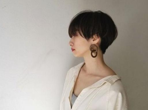 ショートヘアの女性